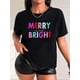 thumbnail image 1 of Camiseta negra para mujer con estampado de letras coloridas "Feliz y Brillante". Camiseta informal y elegante de manga corta con cuello redondo. Algodón transpirable. Lavable a máquina. Perfecta para, 1 of 7