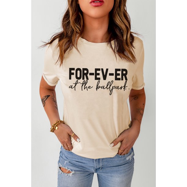 ABPHQTO CAQUI PARA MUJER FOR-EV-ER en el estadio de béisbol. Camiseta de manga corta con estampado de letras