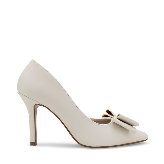 zapatilla paulina color blanco d00960692620 23.5 zapatilla de tacón vista lateral izquierda; zapato blanco con punta ligeramente afilada, tacón estilizado en acabado liso, adorno frontal tipo lazo doble con inserto metálico dorado, costura perimetral visible y suela café claro; fondo blanco neutro; suele usarse en atuendos de oficina o eventos formales.