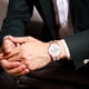 thumbnail image 5 of Reloj de cuarzo de moda para hombre, diseño calado, caja de aleación, correa de cuero, reloj de pulsera informal de negocios, reloj de aleación., 5 of 6