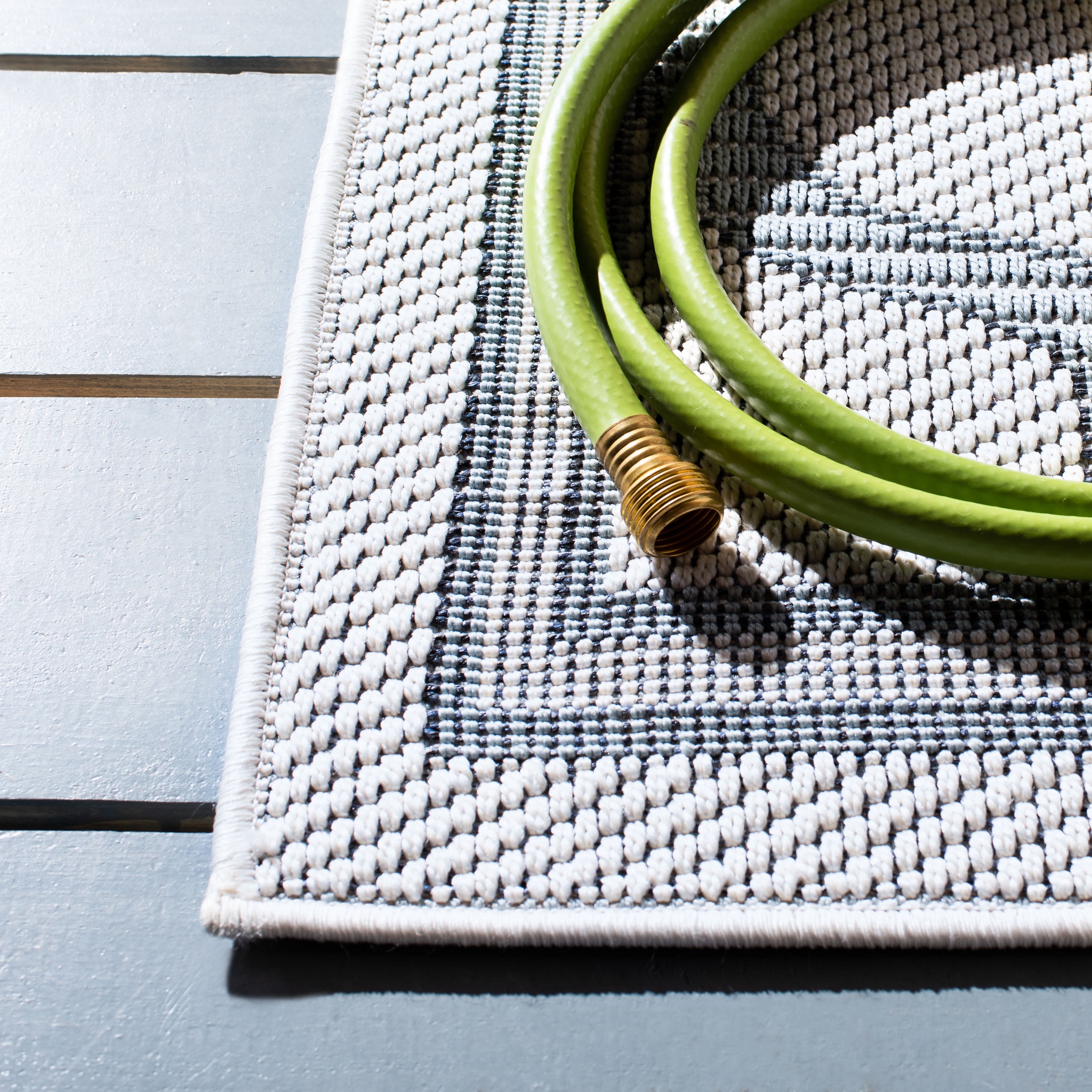 SAFAVIEH Machine Washable Rug Indoor/Outdoor Bermuda Collection - Indoor Outdoor BMU810D Bermuda Ivory / Light Blue Rug