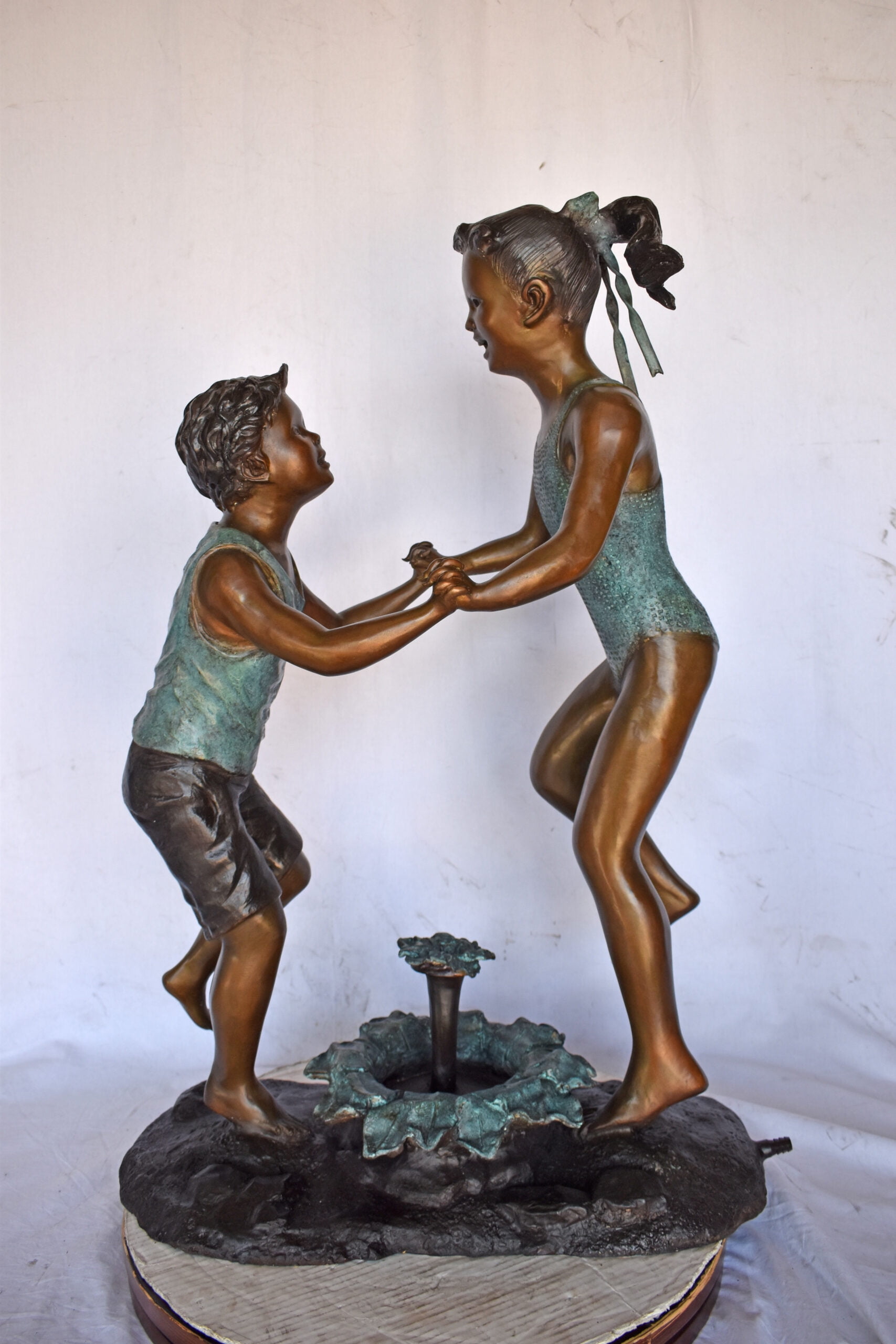 Nifao Outdoor Fountain Statue Bronze Boy and Girl Dancing Garden Patio Water Feature – Outdoor Garden Decor Sculpture, 28"L x 13"W x 38"H