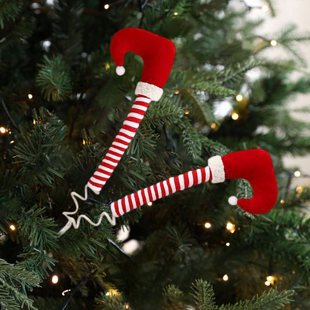 ramas de plástico rojo para árboles de navidad | para árboles artificiales o naturales | 50 x 26 x 3,5 cm | resistentes y reutilizables | decora tu hogar con estilo | 1 rama, rama decorativa roja con vástago envuelto en tela a rayas blancas y rojas y gancho en espiral metálica, colocada en un árbol de Navidad con luces cálidas; adecuada para decorar interiores y ornamentos festivos.