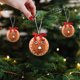 thumbnail image 5 of Adornos navideños Galletas Hombrecito de jengibre Colgante navideño Muñeco lindo Decoración para árbol de Navidad Colgante pequeño, 5 of 6