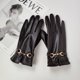 thumbnail image 3 of Guantes de cuero sintético con cadena de moda para mujer, cálidos y de terciopelo, gruesos, con dedos completos, para conducción al aire libre, con pantalla táctil, 3 of 5