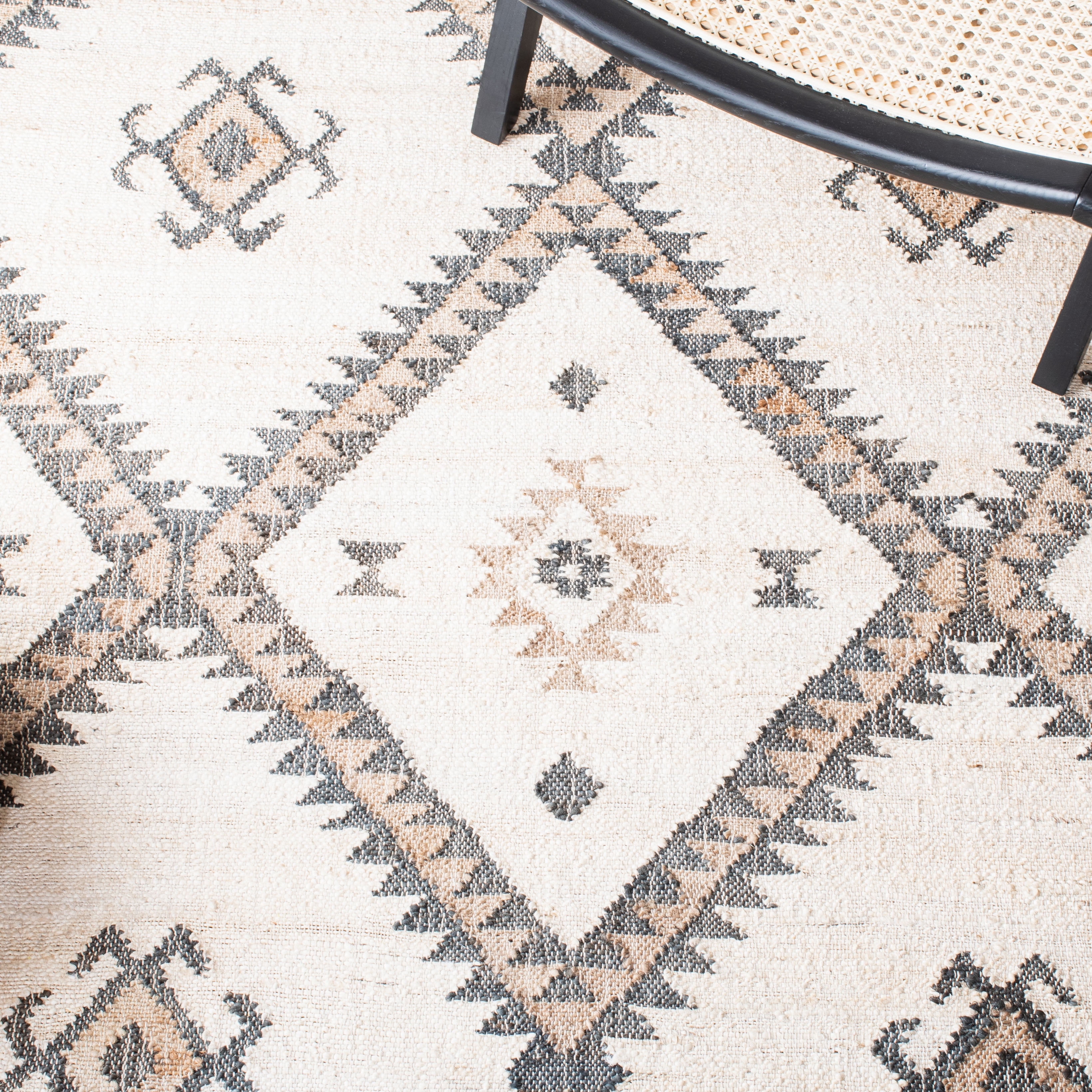 SAFAVIEH Kilim Aindreas Tribal Area Rug, Ivory/Black, 4' x 6'