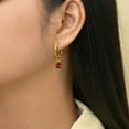 thumbnail image 4 of JeenMata Aros de 2 Quilates con Bisel y Piedra Natal de Enero, Talla Esmeralda, Granate, Chapados en Oro Amarillo, 4 of 6