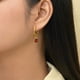 thumbnail image 4 of JeenMata Aros de 2 Quilates con Bisel y Piedra Natal de Enero, Talla Esmeralda, Granate, Chapados en Oro Amarillo, 4 of 6