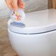 thumbnail image 4 of Soporte de tapa de inodoro con aromaterapia, artefacto para quitar la tapa del asiento del inodoro, para evitar que se ensucie el mango., 4 of 5
