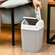 thumbnail image 4 of Cubo de basura con tapa abatible para residuos domésticos | Papelera manos libres con material resistente a las caderas | Inodoro moderno sin escalones con aro para bolsa para sala de estar, cocina, 4 of 8