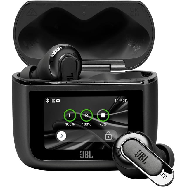 jbltourpro 3 audífonos inalámbricos cancelación de ruido, estuche smart charging negro con pantalla frontal que indica niveles de batería L/R y porcentaje, audífonos true wireless in-ear con logo JBL colocados dentro y fuera del estuche; Bluetooth y resistencia al agua IP55 según ficha del producto. Además, su tamaño compacto los hace adecuados para transporte y uso en viajes.