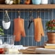 thumbnail image 2 of Juego de 2 guantes de cocina KitchenAid de silicona suave acanalada, color miel, 2 of 5