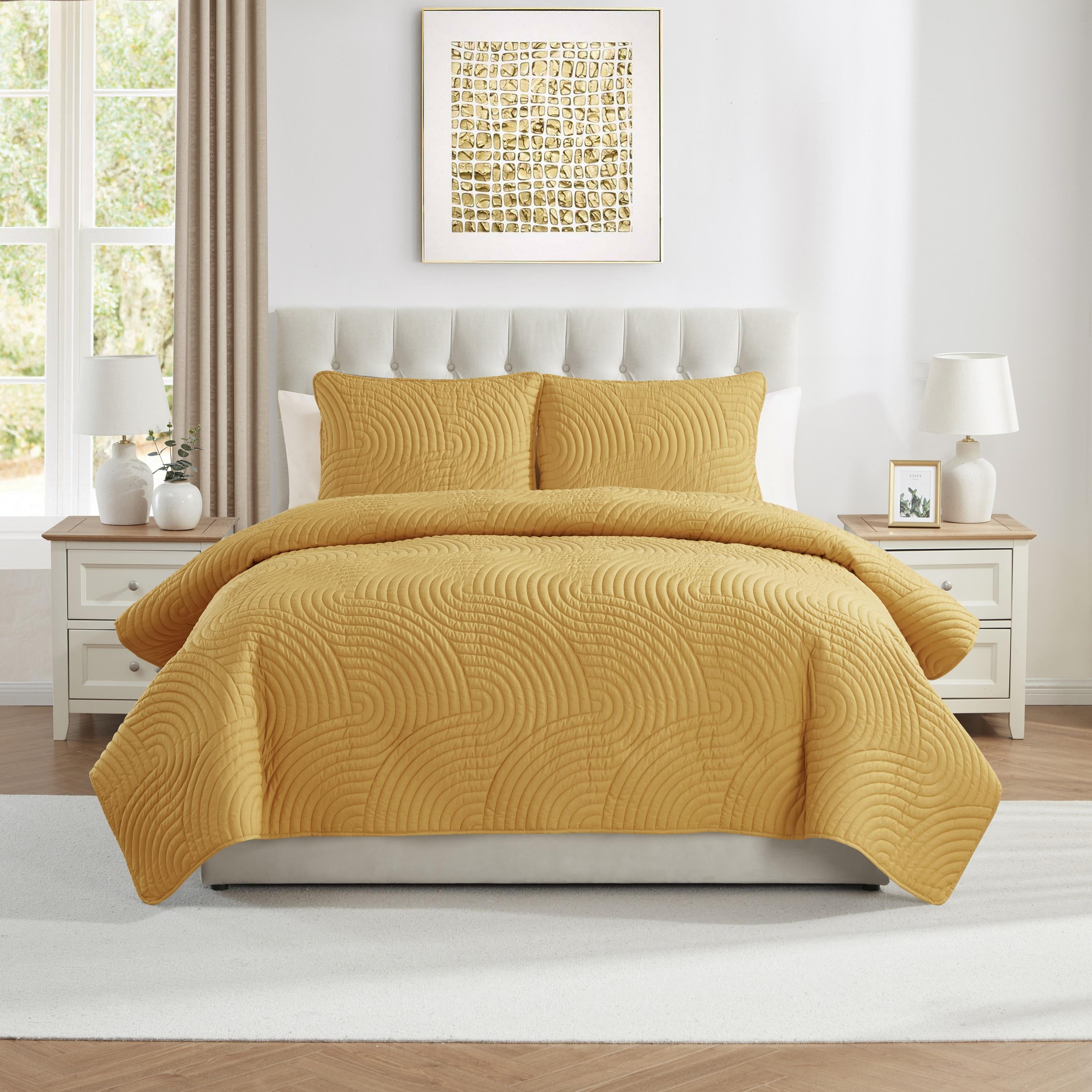 VCNY Home Sands 3-Piece Gold Textured Curve Striped Pinsonic Quilt Set, Full/Queen, Adult, Unisex