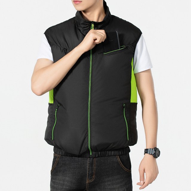 chaleco de refrigeración con ventilador de hielo, chaleco negro de poliéster talla L con cierre frontal verde y paneles laterales verdes, vista frontal centrada sobre torso de modelo; sin mangas, bolsillo con cremallera en el pecho y dos bolsillos frontales, ideal para camping y pesca; a menudo usado para actividades al aire libre en días calurosos.