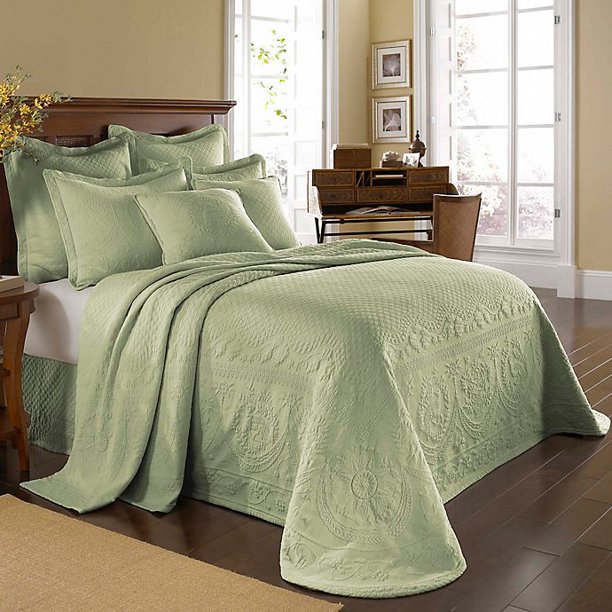 Historic Charleston Collection Matelassé Queen Bedspread in Sage