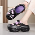 thumbnail image 3 of Zapatos de mujer con suela gruesa y agujeros crecientes, bonitos accesorios de dibujos animados para verano, zapatillas con agujeros, sandalias de playa antideslizantes, para uso exterior, 3 of 5