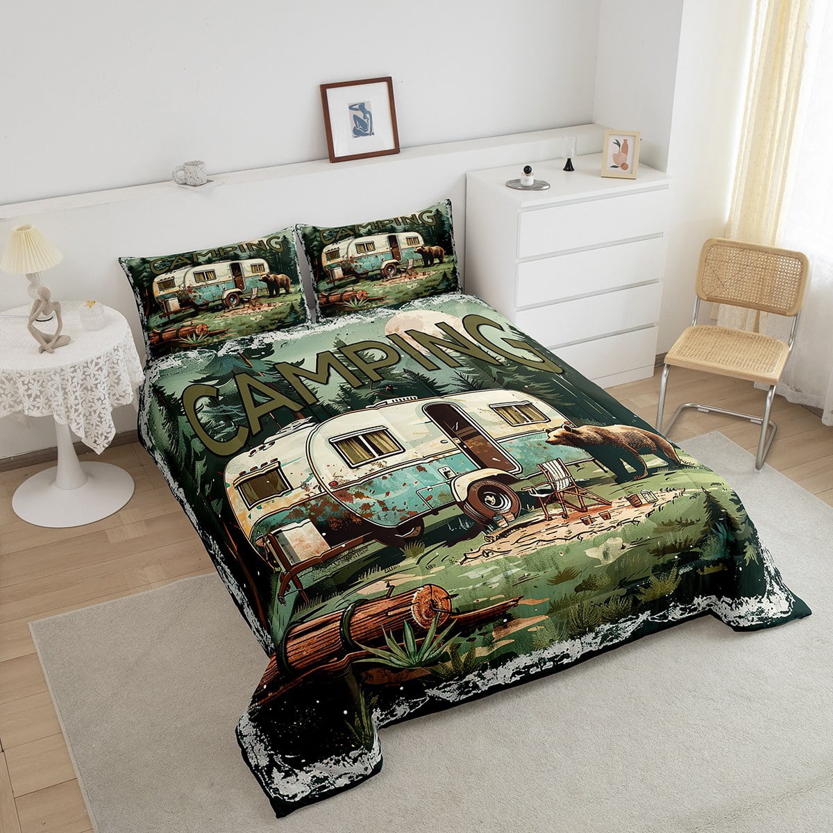Happy Camping Bedspread Set For Kids - Rustic Cabin Camper Queen Quilt With Arrow Mountain Design & 2 Pillow Cases