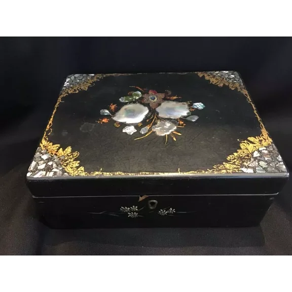 Pre-Owned Vintage Black Lacquered Decorative Box