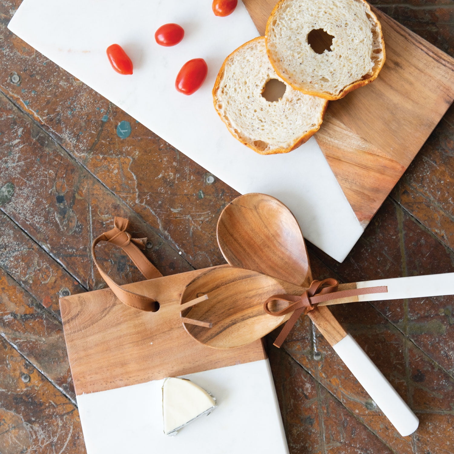 Foreside Home & Garden White Small Square Marble and Wood Kitchen Serving Cutting Board