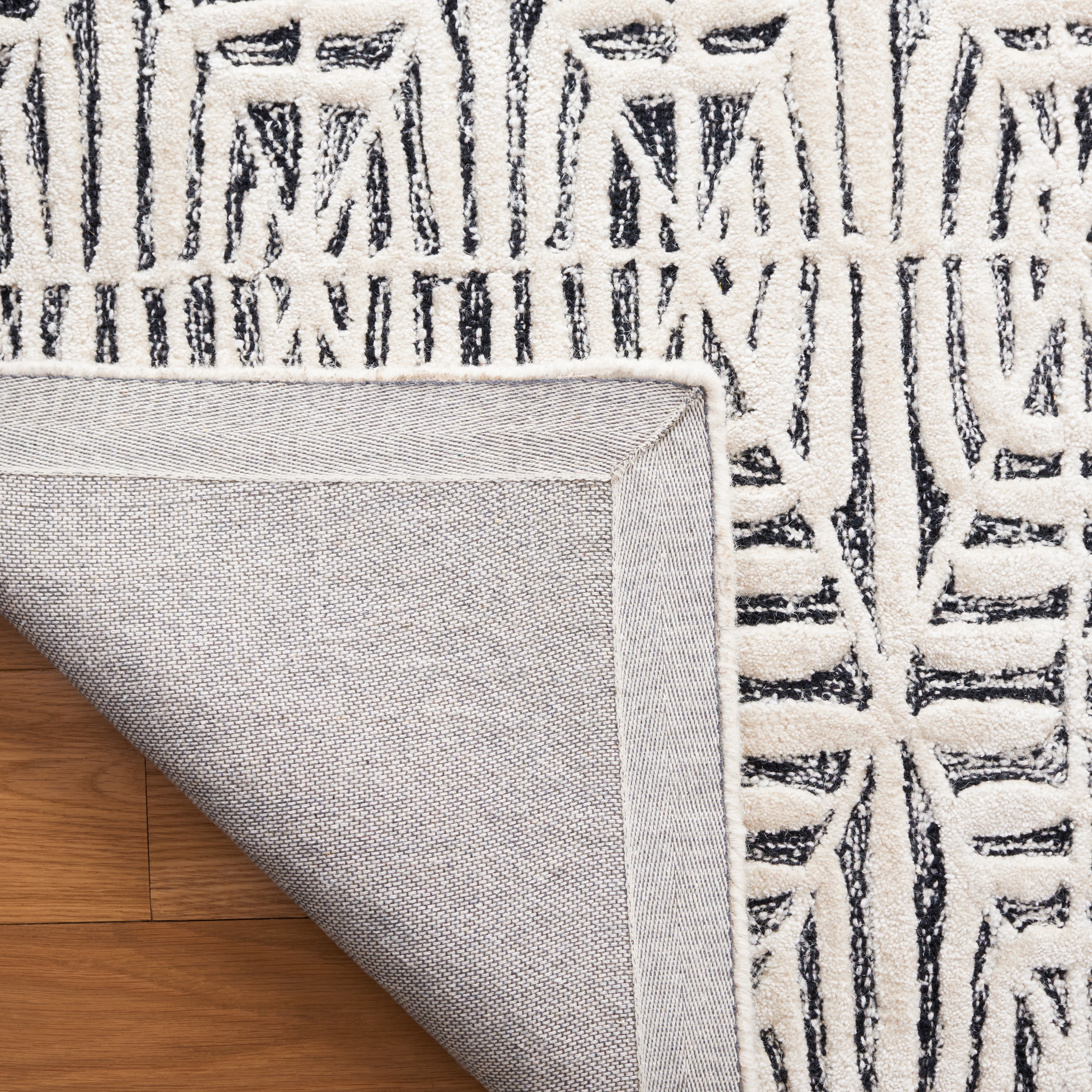 SAFAVIEH Ebony Abraham Diamond Area Rug, Black/Ivory, 4' x 6'