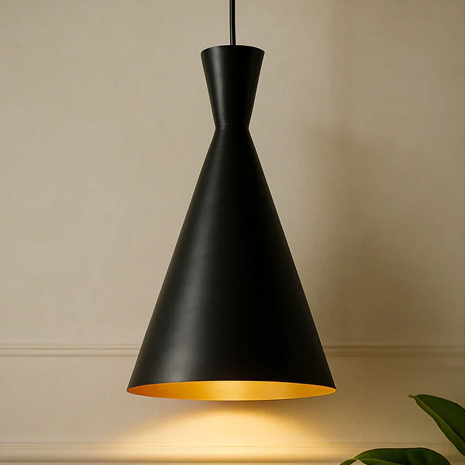 Heavenly Collections | Suspension Cône Sablier Moderne - Luminaire Noir Mat Style Mid-Century avec Intérieur en Feuille d'Or Martelée