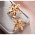 thumbnail image 4 of Pendientes  Xtellar Grandes De Flor De Metal Vintage Para Mujer Color Dorado, 4 of 4