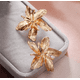 thumbnail image 4 of Pendientes  Xtellar Grandes De Flor De Metal Vintage Para Mujer Color Dorado, 4 of 4