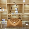 thumbnail image 5 of Bolso de mano de piel de vaca con cierre de metal para mujer, de marca de diseño de lujo, nuevo, versátil, ligero, de lujo, bolso de hombro de nicho para mujer, 5 of 5