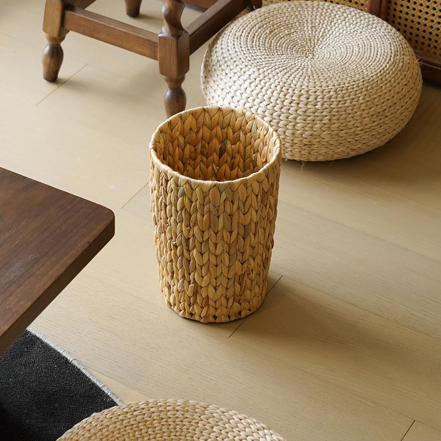 Wicker Trash Can, Small Water Hyacinth Waste Basket for Bathroom Home Office (2 Gallon Round)