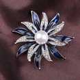 thumbnail image 2 of Broches de flores geométricas de cristal JM, 2 of 5