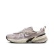 thumbnail image 1 of Zapatillas clásicas unisex V2K Run grises, cómodas y versátiles, de caña baja, informales, para correr, 1 of 4