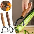 thumbnail image 1 of Policía Pelador de acero inoxidable con mango de madera, utensilio de cocina para pelar y rallar patatas, verduras y frutas (1 pieza). Rkxzt, 1 of 9