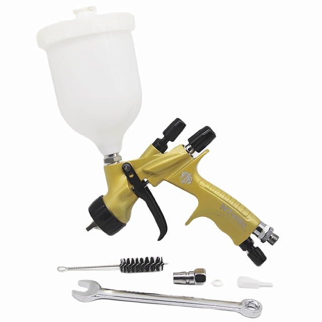 pistola de pintura por gravedad 600ml oro S-Road, boquilla 1.3mm para acabados detallados, vista 3/4 frontal con depósito plástico blanco de 600 cc, cuerpo metálico dorado y gatillo negro, perillas de ajuste de flujo y aire visibles, incluye llave, cepillo y adaptador; diseño de gravedad con poco overspray y bajo consumo, también adecuada para retoques automotrices y reparaciones.
