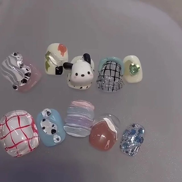 Sanrio-esmalte de uñas de Hello Kitty Kuromi Cinnamoroll, pompón Purin pintado a mano, lindo lazo de dibujos animados de Anime, Parche de uñas Kawaii Y2k