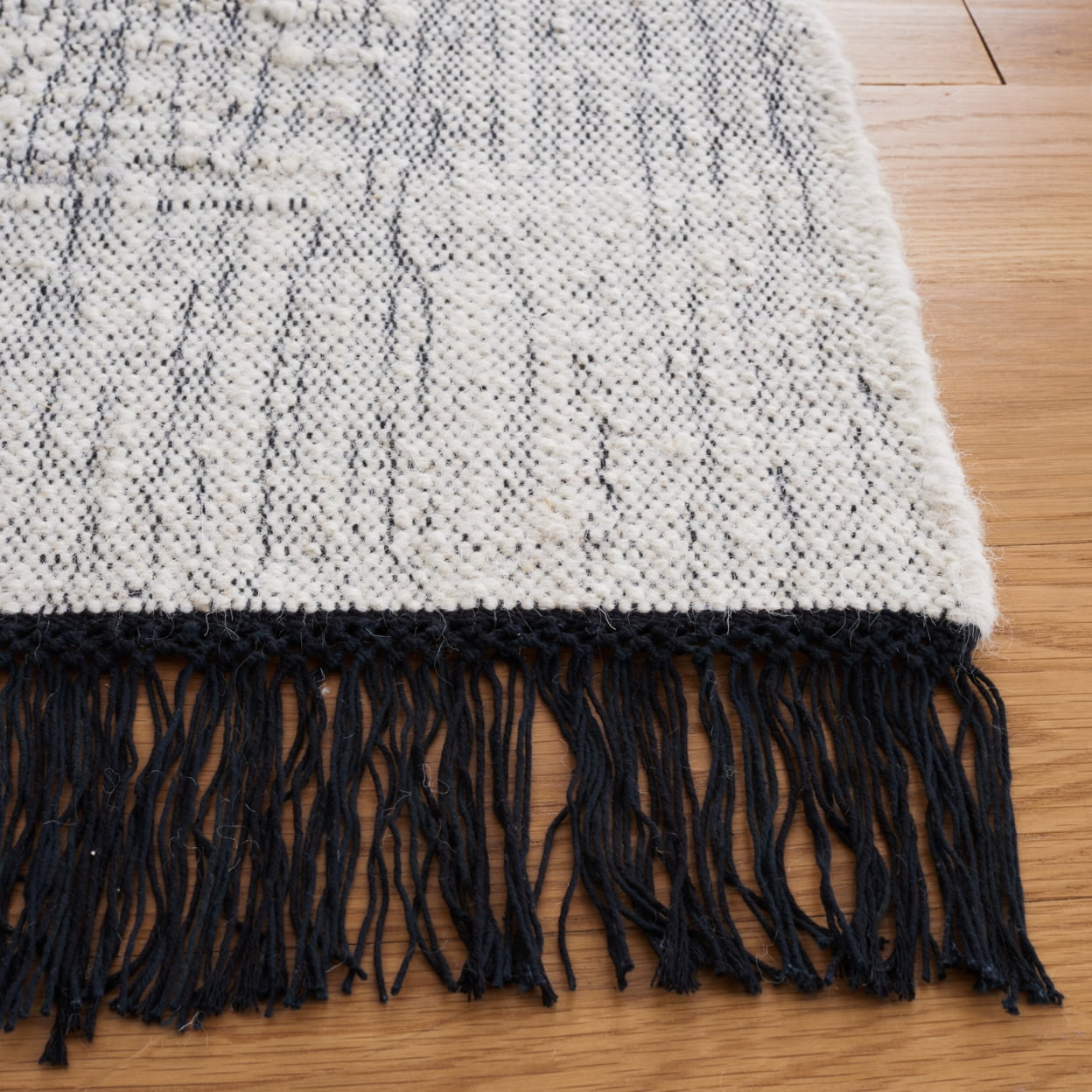 SAFAVIEH Natura Victoria Distressed Cotton Area Rug, Ivory/Black, 4' x 6'