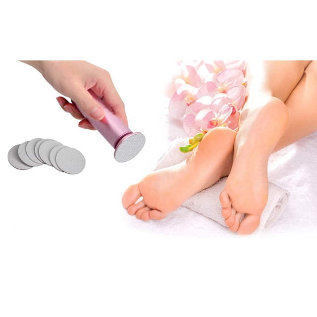 60 Pcs Bloc-Notes pour Pied Réutilisable de Remplacement pour Lime à Pied Électrique. l'Image Affiche 60 Blancs, Blocs-Notes Circulaires pour Pied en Matériau de Papier Sablé durable, Chacun Mesurant 4,3 cm (1,69 Po) de Diamètre. une Main Est Montrée Tenant une Lime à Pied Électrique avec un Bloc Attaché, Illustrant Son application. en Arrière-Plan, les Pieds Lisses Se Reposent sur une Serviette avec des Fleurs Roses, Mettant en Valeur l'Efficacité du Produit à Enlever les Peaux Dures et Mortes.