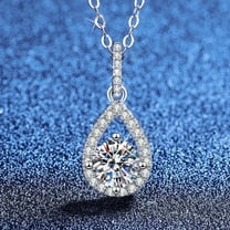 Leander's 925 sterling silver Angel's Tear pendant necklace and lab-grown diamond clavicle necklace are both luxurious and stylish, perfectly complementing any outfit and perfect for everyday wear.