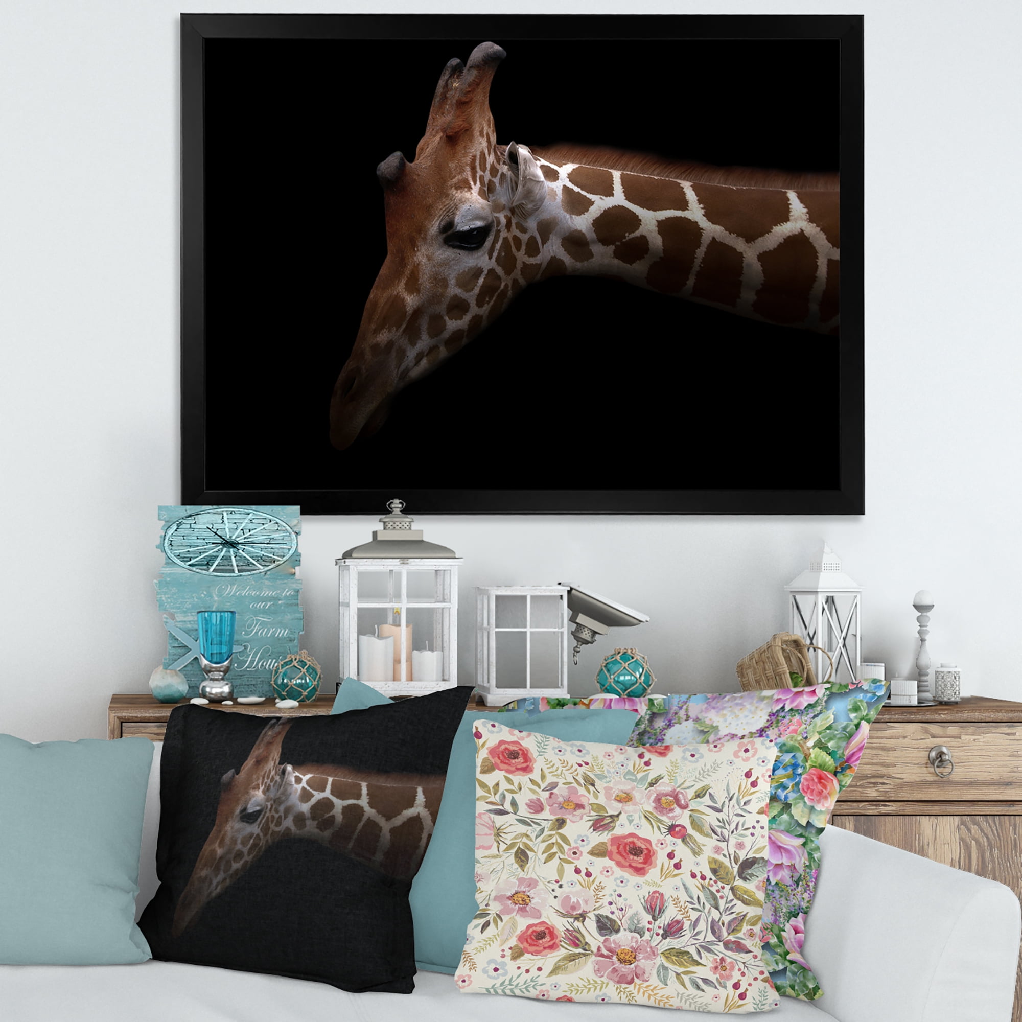 Designart 'Close Up Portrait of A Giraffe VIII' Farmhouse Framed Art Print