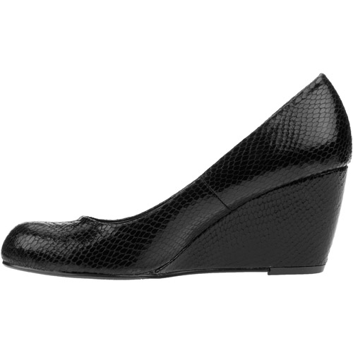 Passports By Cl Women's Wedge Pump - image 3 of 4