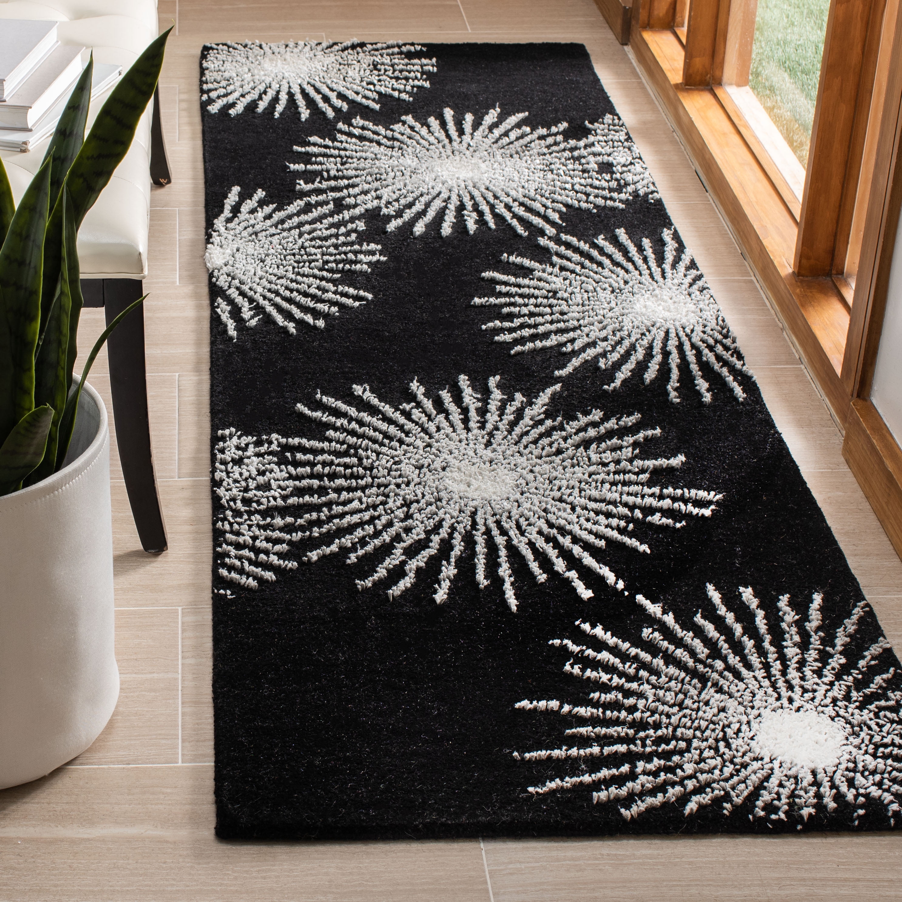 SAFAVIEH Soho Fiesta Geometric Runner Rug, Black/White, 2'6" x 10'