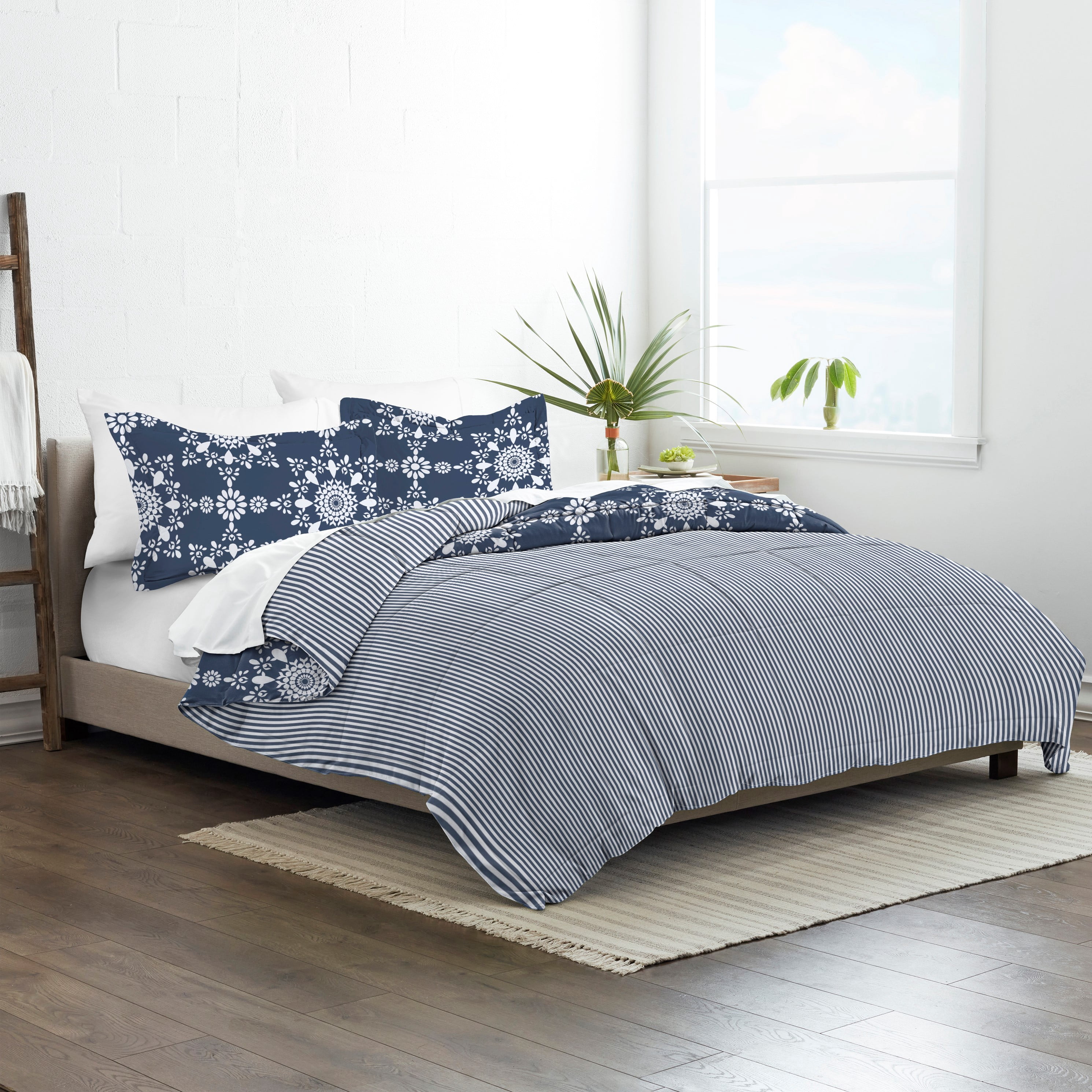 Noble Linens 3-Piece Navy Daisy Medallion Reversible Print Comforter Set, King/CalKing