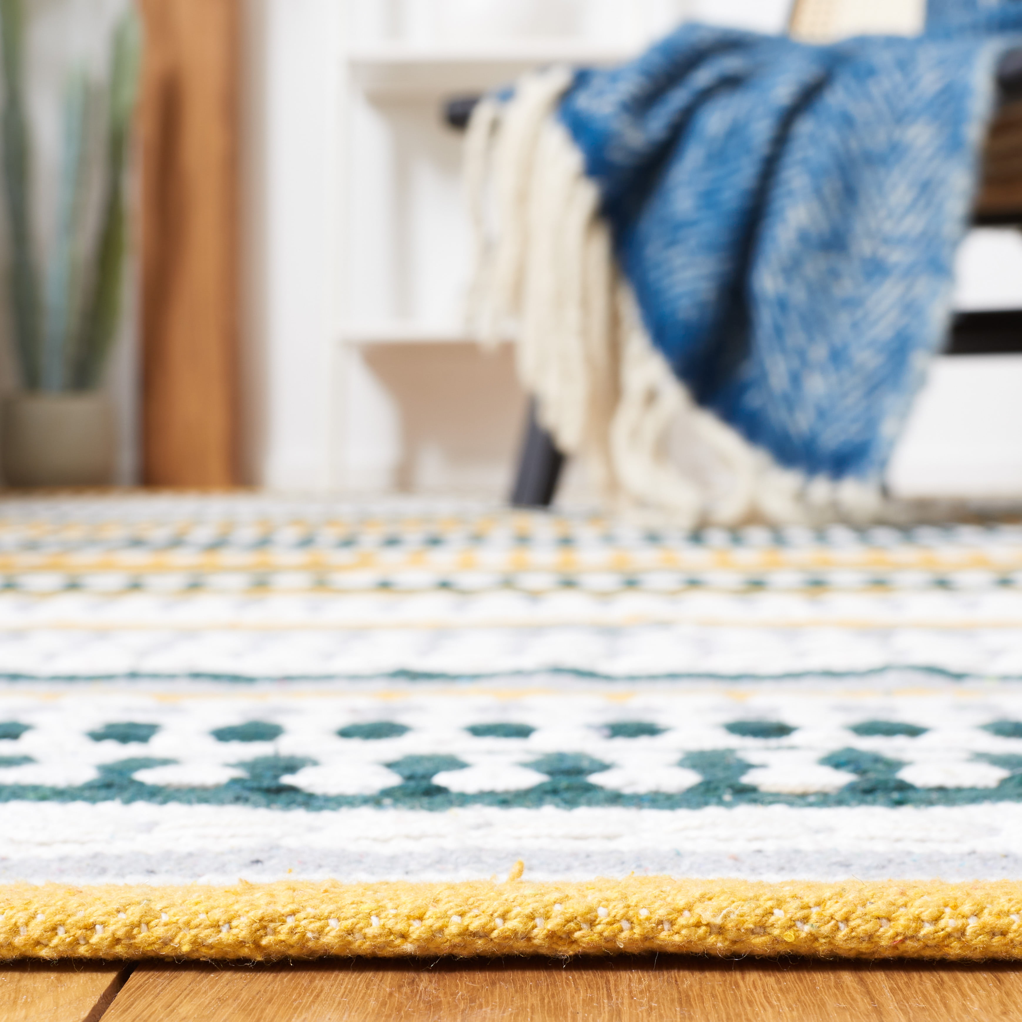 SAFAVIEH Montauk Kenyon Southwestern Cotton Area Rug, Yellow/Ivory, 6' x 6' Round