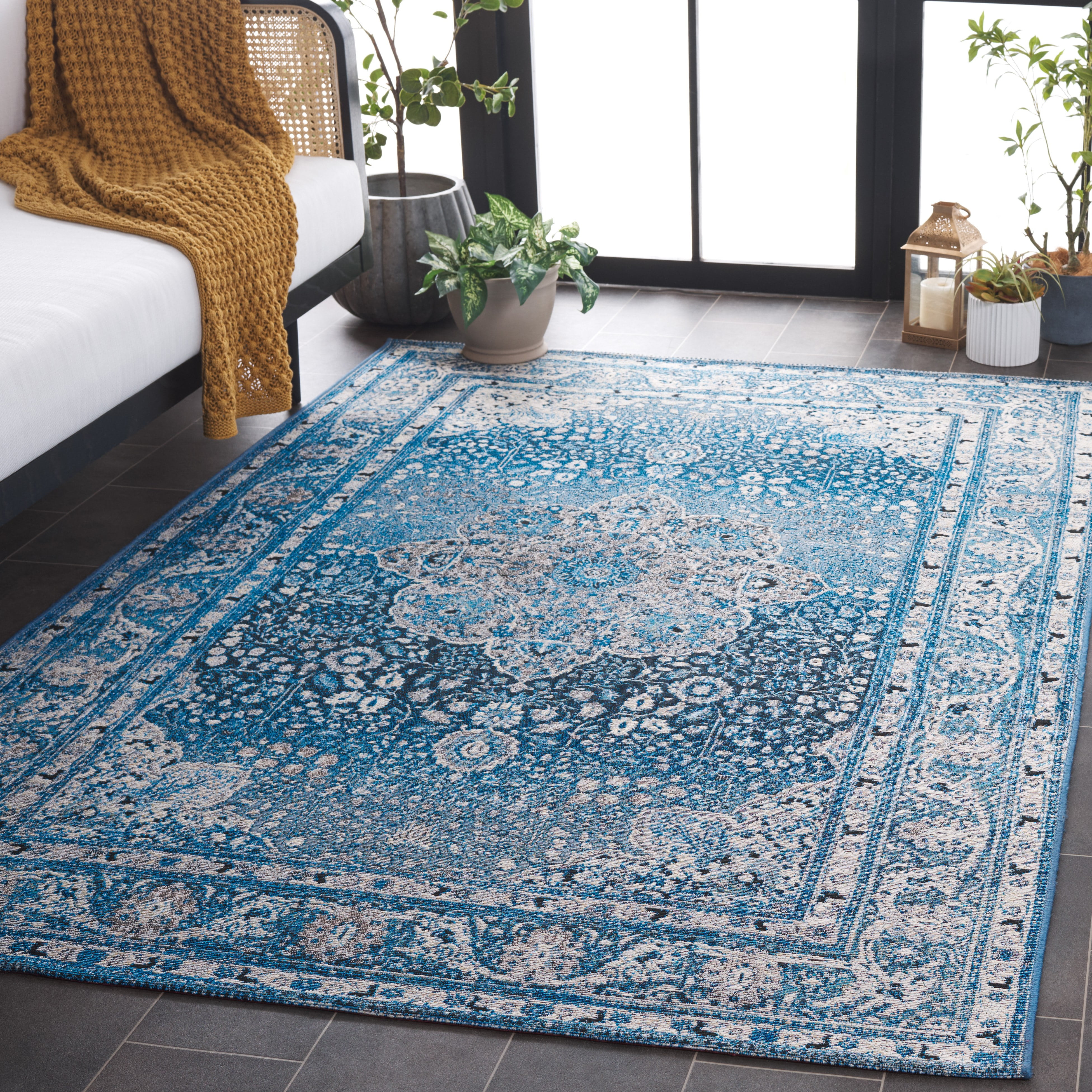 SAFAVIEH Barbados Paolo Traditional Indoor/Outdoor Area Rug, Blue/Ivory, 4' x 6'