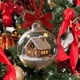 thumbnail image 5 of Adorno navideño, decoración plana de acrílico, adorno festivo con escena de cabaña, colgante ligero de 8 cm para árbol de Navidad, decoración estacional, 5 of 5