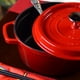 thumbnail image 5 of Olla de hierro esmaltada con tapa y asa de doble bucle, olla de hierro fundido para cocina doméstica, color rojo, 24 cm, 5 of 7