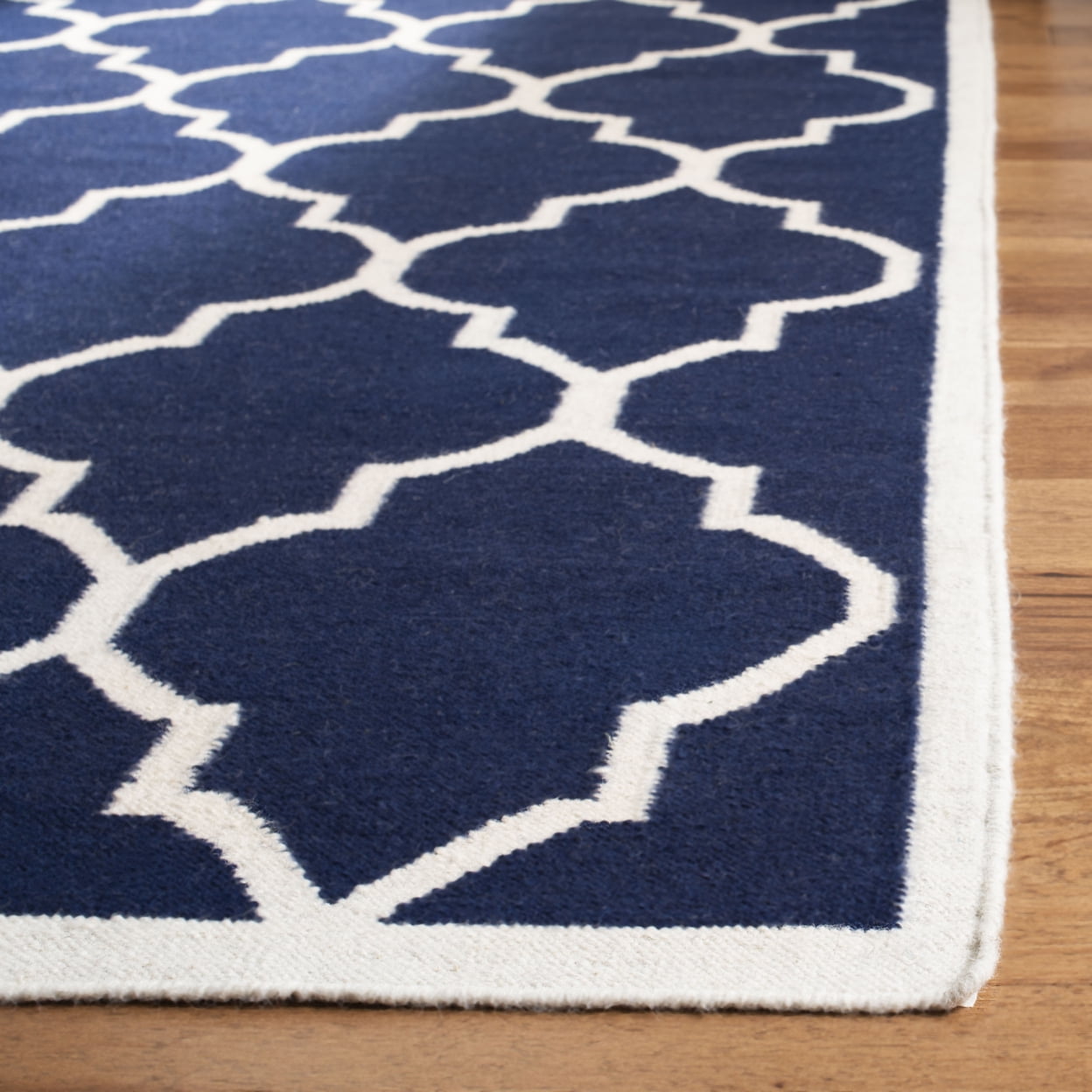 SAFAVIEH Dhurrie Toby Geometric Moroccan Wool Runner Rug, Navy/Ivory, 2'6" x 6'