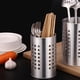 thumbnail image 1 of Cubeta de acero inoxidable para guardar cubiertos | Organizador de utensilios de cocina | Diseño transpirable con orificios redondos | Soporte metálico blanco para cuchillos, tenedores y pajitas (1, 1 of 6