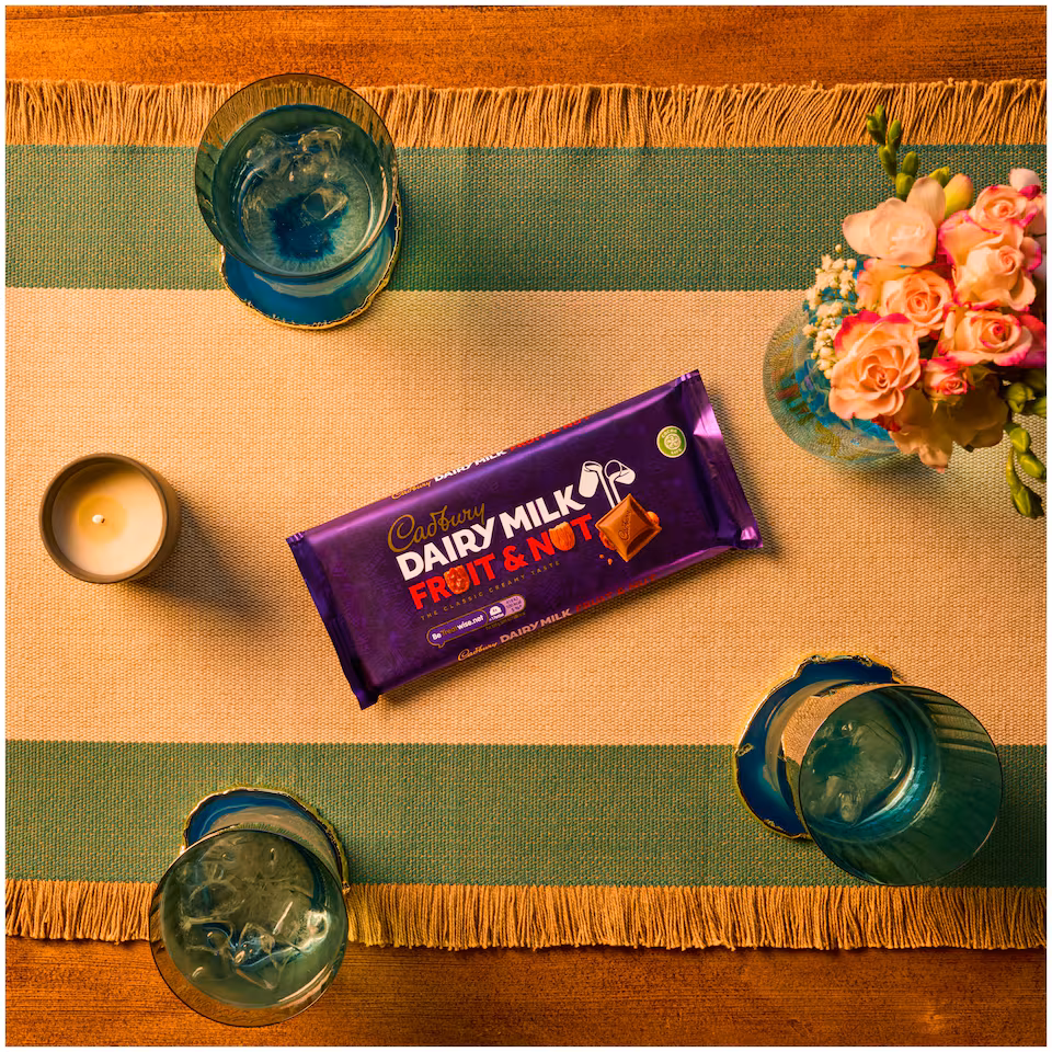 thumbnail image 2 of Cadbury Dairy Milk Fruit & Nut – Tablette de chocolat au lait avec fruits et noix 180 g, 2 of 5
