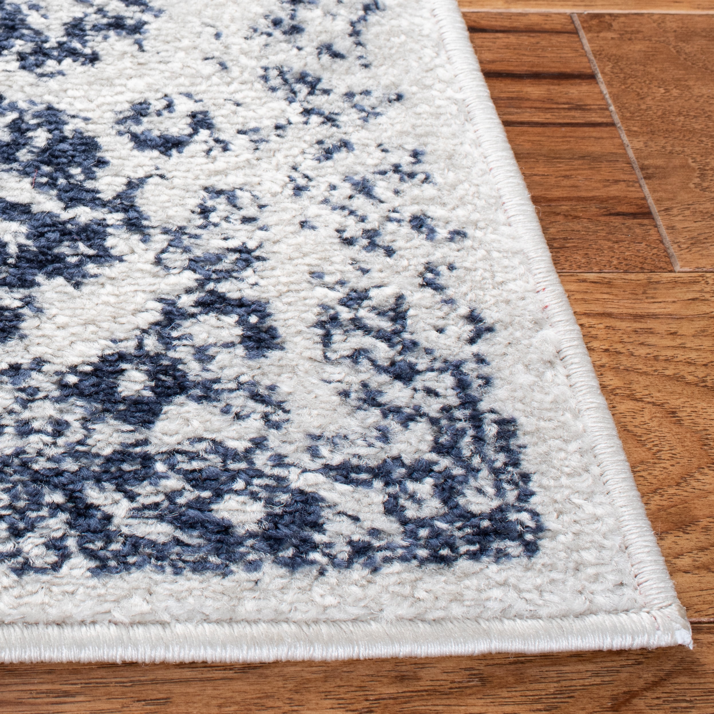 SAFAVIEH Adirondack Wyatt Traditional Distressed Area Rug, Ivory/Navy, 5'1" x 7'6" - Transitional Modern Design, Ivory & Navy, Ideal for Living Room, Bedroom, Dining Space