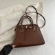 thumbnail image 1 of Bolso cuadrado pequeño de tendencia retro para mujer, nuevo bolso de hombro de gran capacidad, bolso de mensajero versátil, bolso de concha, 2025, 1 of 5